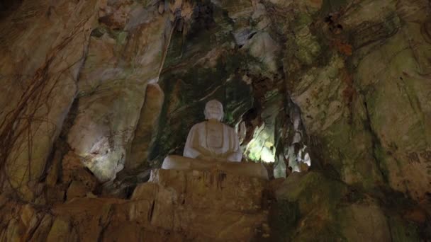 A grande estátua de Buda no maior templo caverna nas montanhas de mármore um complexo de templos budistas, um famoso destino turístico na cidade de Da Nang, no Vietnã central. Viajar para Vietnã conceito — Vídeo de Stock