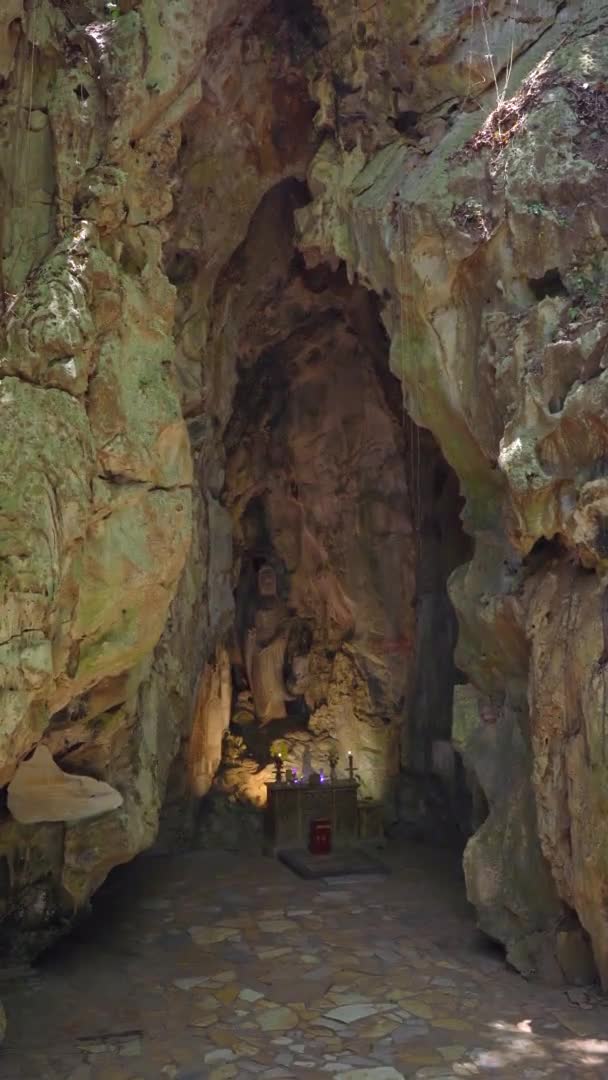 Dikey video. Mermer dağların en büyük mağarasının girişi Budist tapınaklarının kompleksi, Vietnam 'ın orta kesimindeki Da Nang şehrinde ünlü bir turizm merkezi. Vietnam 'a seyahat — Stok video
