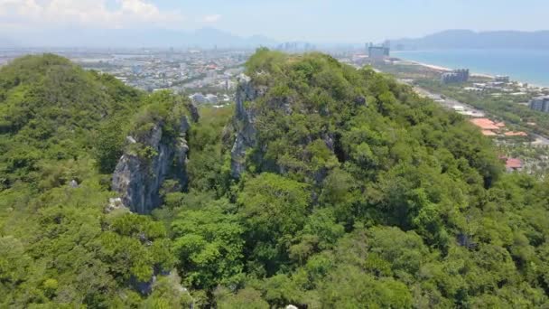 Légi felvétel a Márvány-hegységről, híres turisztikai célpont Da Nang városában, Közép-Vietnamban. Utazás Da Nang koncepció — Stock videók