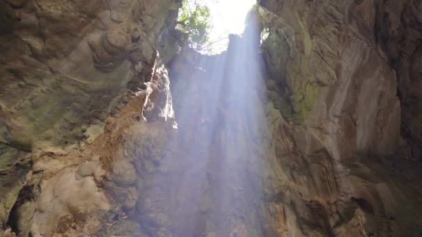 Um feixe de luz solar que vem através do telhado do maior templo da caverna nas montanhas de mármore um complexo de templos budistas, um destino turístico famoso na cidade de Da Nang, no centro do Vietnã — Vídeo de Stock