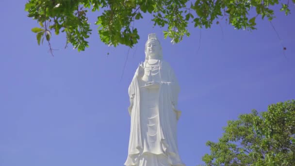 Handhållen bild av den berömda resmålet Son Tra Linh Ung Pagoda även känd som Ledy Buddha i staden Da Nang i centrala Vietnam. Resor till Vietnam konceptet — Stockvideo