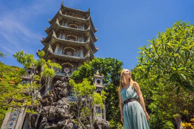 Vietnam 'ın Danang şehrindeki mermer dağlarda Non Nuoc Pagoda' daki kadın turist.