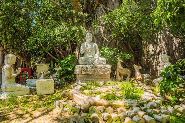 Scultura giardino di Buddha sullo sfondo della vecchia parete ricoperta di foglie — Foto Stock