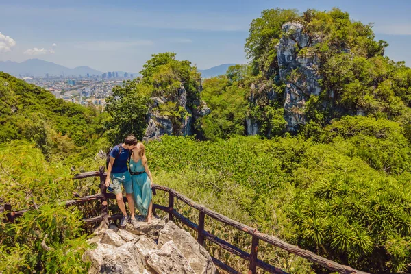 Couple of tourists on the background of Beautiful Marble mountains and Da Nang, Vietnam — Stock Photo, Image