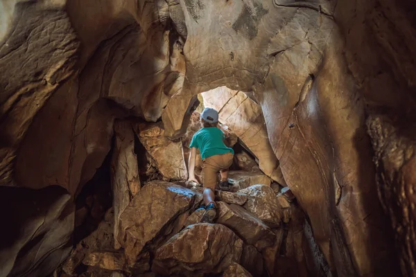 Chico turista en Hermosas montañas de mármol y Da Nang, Vietnam. Viajar con concepto de niños — Foto de Stock