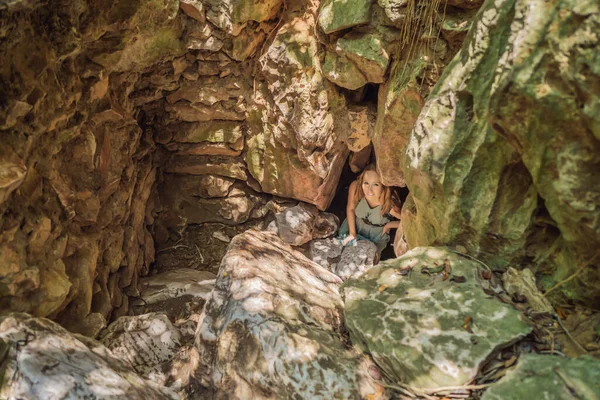 Turista mujer en el fondo de hermosas montañas de mármol y Da Nang, Vietnam — Foto de Stock