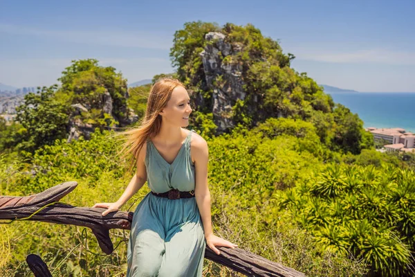 Vrouw toerist op de achtergrond van mooie marmeren bergen en Da Nang, Vietnam — Stockfoto