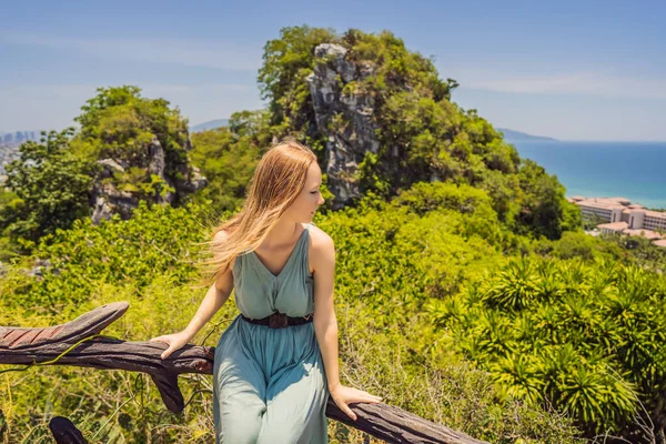 Vrouw toerist op de achtergrond van mooie marmeren bergen en Da Nang, Vietnam — Stockfoto