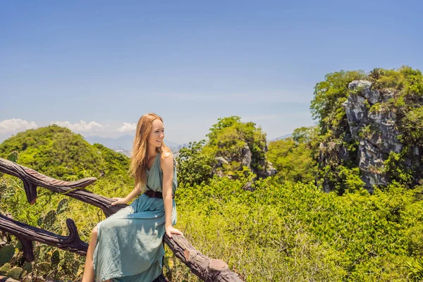 Touristin vor dem Hintergrund der wunderschönen Marmorberge und Da Nang, Vietnam — Stockfoto