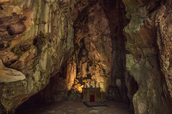 Пещера Гуйен Кхонг с храмами, Мраморные горы, Вьетнам — стоковое фото