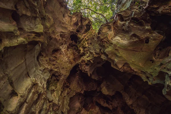 Пещера Гуйен Кхонг с храмами, Мраморные горы, Вьетнам — стоковое фото