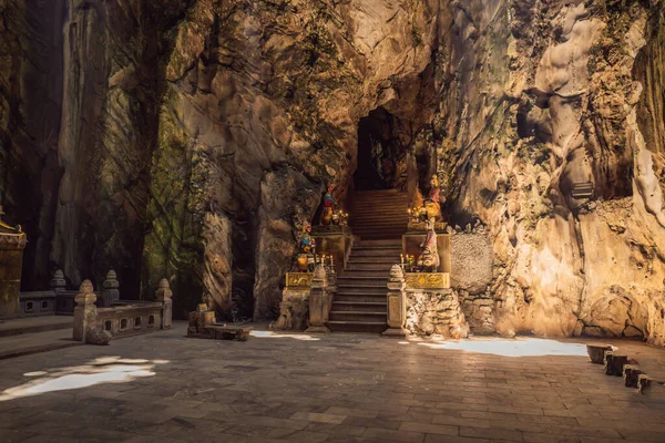 Cueva de Huyen Khong con santuarios, montañas de mármol, Vietnam — Foto de Stock