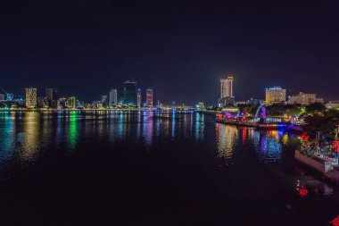 Da Nang, Vietnam, 25.07.2020 Da Nang rıhtımında, kalpleri yanan bir ağaç. Han Nehri üzerindeki Ejderha Nehri Köprüsü, Da Nang, Vietnam 'daki Cau Rong Rong Köprüsü.