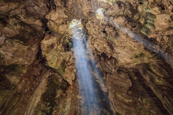 Пещера Гуйен Кхонг с храмами, Мраморные горы, Вьетнам — стоковое фото