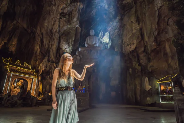 Giovane turista donna in Huyen Khong Grotta con santuari, Montagne di marmo, Vietnam — Foto Stock