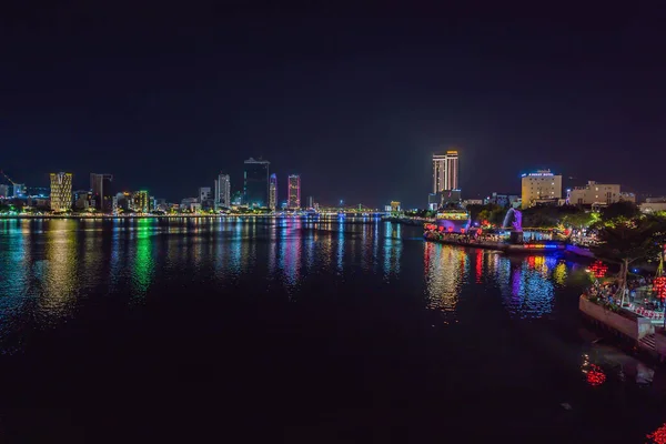 Da Nang, Vietnam, 25.07.2020: Noche en el paseo marítimo de Da Nang, árbol iluminado con corazones. Puente del Río Dragón sobre el Río Han, Puente Cau Rong Rong en Da Nang, Vietnam —  Fotos de Stock