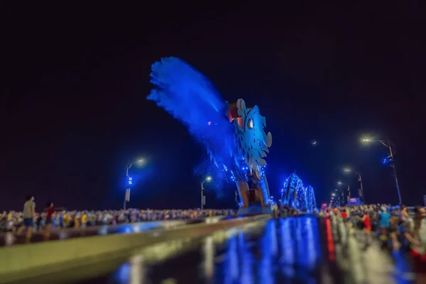 Drachen machen Wasser auf der Drachenbrücke, einer berühmten Brücke in Da Nang. Die Stadt Da Nang ist berühmt für ihren Besuch in Vietnam — Stockfoto