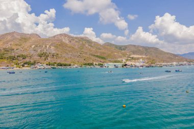 Deniz, seyahat ve tatil konsepti akan küçük teknenin havadan görünüşü