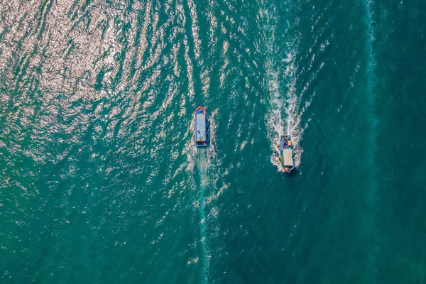 Vista aérea del pequeño barco que fluye en el mar, viajes y concepto de vacaciones — Foto de Stock