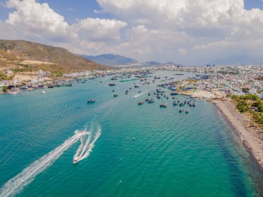 Limanda küçük tekne ve yatlar var.