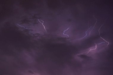 Şiddetli bir fırtına sırasında dallanmış bir yıldırım havada sürünür.