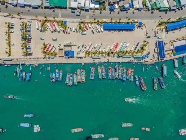 Puerto marítimo lleno de pequeñas embarcaciones y yates — Foto de Stock