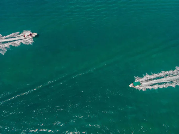 Luchtfoto van kleine boot stroomt in zee, reizen en vakantie concept — Stockfoto