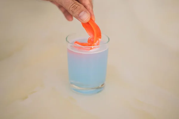 Pastillas de limpieza de la boquilla dental en un vaso — Foto de Stock