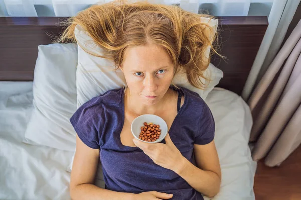 Εξτρίμ κουρασμένη νεαρή γυναίκα ξαπλωμένη στο κρεβάτι, μόνη στο σπίτι. Αυτοαπομόνωση στο σπίτι, καραντίνα λόγω πανδημίας COVID 19. Προβλήματα ψυχικής υγείας στην αυτο-απομόνωση στο σπίτι — Φωτογραφία Αρχείου