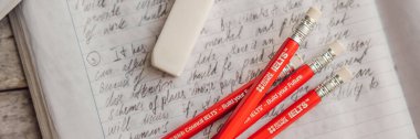 Vietnam, Nha Trang, 14.07.2020: IELTS kırmızı kalemler ve İngilizce sınavı için deneme defteri, BANNER, BONG ForMAT