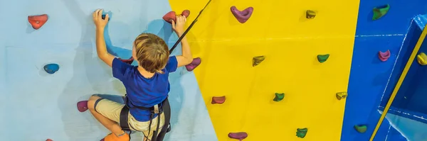 Niño de 6 años trepando en una pared en un centro de escalada BANNER, FORMATO LARGO —  Fotos de Stock