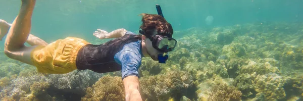Mergulho com snorkel em um jardim de coral com peixes tropicais coloridos, mar do Caribe BANNER, LONG FORMAT — Fotografia de Stock