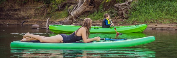 Widok z boku zdjęcie kobiety siedzącej i relaksującej na desce rozdzielczej. Surferka odpoczywająca BANNER, LONG FORMAT — Zdjęcie stockowe