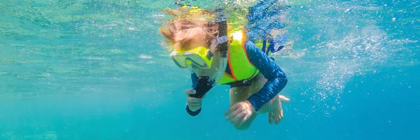 Kind mit Schnorchelmaske taucht unter Wasser BANNER, LONG FORMAT — Stockfoto