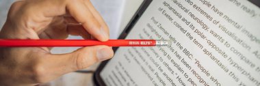 Vietnam, Nha Trang, 14.07.2020: IELTS kırmızı kalemler ve BANNER İngilizce sınavı için okuma metinleri, uzun format