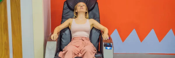 Bella giovane donna rilassante sulla sedia di massaggio in aeroporto o nel centro commerciale BANNER, FORMATO LUNGO — Foto Stock
