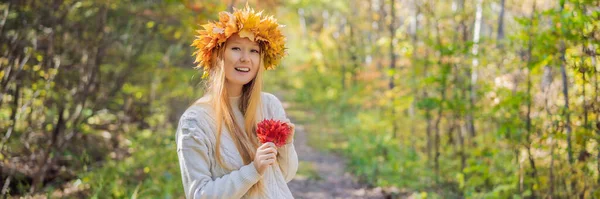 Style de vie en plein air portrait rapproché de charmante jeune femme blonde portant une couronne de feuilles d'automne. Souriant, marchant sur le parc d'automne. Porter chandail tricoté élégant. Couronne de feuilles d'érable — Photo