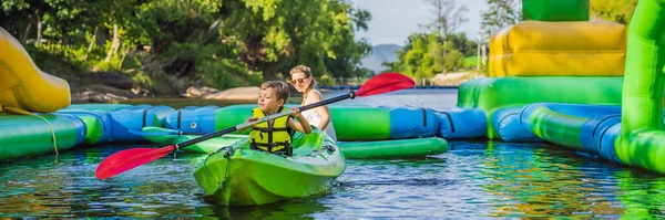 Niño feliz sosteniendo remo en un kayak en el río, disfrutando de un hermoso día de verano BANNER, FORMATO LARGO — Foto de Stock