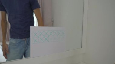 Zorunlu karantinada genç bir adam. Uzun süre tıraş olmadı, stresli ve üzgün. Çizdiği takvimdeki tarihleri karalıyor. Covid-19 'un ikinci dalgasının konsepti