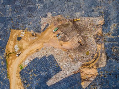 Büyük çöp yığınının uçan insansız hava aracının havadan çekilmiş fotoğrafı. Çöplükte ya da çöplükte çöp yığını var. Çevre kirliliği