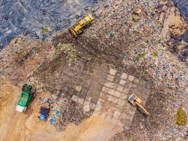 Büyük çöp yığınının uçan insansız hava aracının havadan çekilmiş fotoğrafı. Çöplükte ya da çöplükte çöp yığını var. Çevre kirliliği
