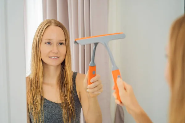 Joven hermosa mujer espejo de limpieza. Servicio de limpieza. Limpieza de limpieza en casa — Foto de Stock