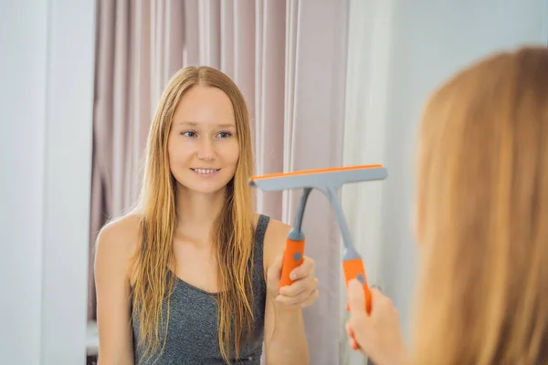 Joven hermosa mujer espejo de limpieza. Servicio de limpieza. Limpieza de limpieza en casa — Foto de Stock