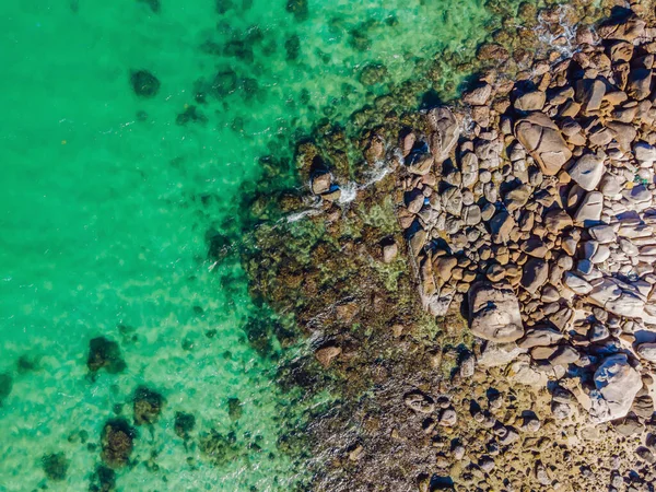 Rocas, corales y mar turquesa en Vietnam — Foto de Stock