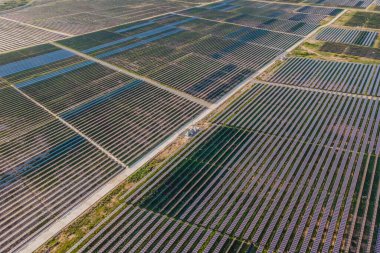 Güneş panelinin yeşil enerji için güneş çiftliğindeki hava görüntüsü