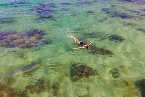 La femme est en train de plonger parmi les coraux. Vue depuis le drone — Photo