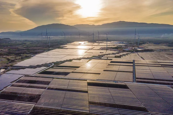 Güneş enerjisi panelleri ve rüzgar türbini. Drone görünümü — Stok fotoğraf