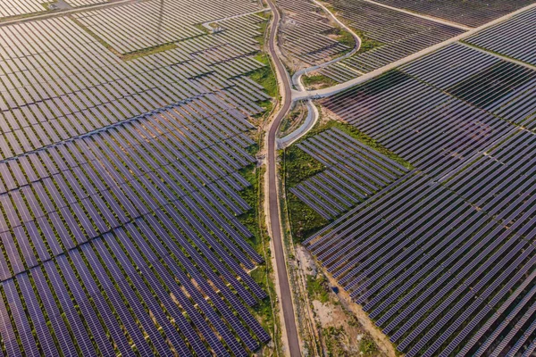 Vista aérea do painel solar na fazenda solar para energia verde — Fotografia de Stock