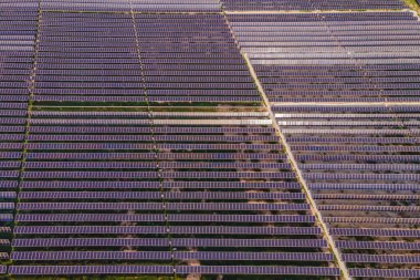 Güneş panelinin yeşil enerji için güneş çiftliğindeki hava görüntüsü