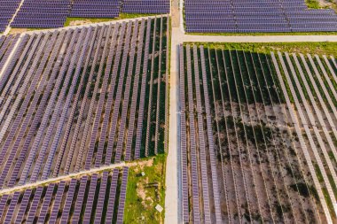 Güneş panelinin yeşil enerji için güneş çiftliğindeki hava görüntüsü